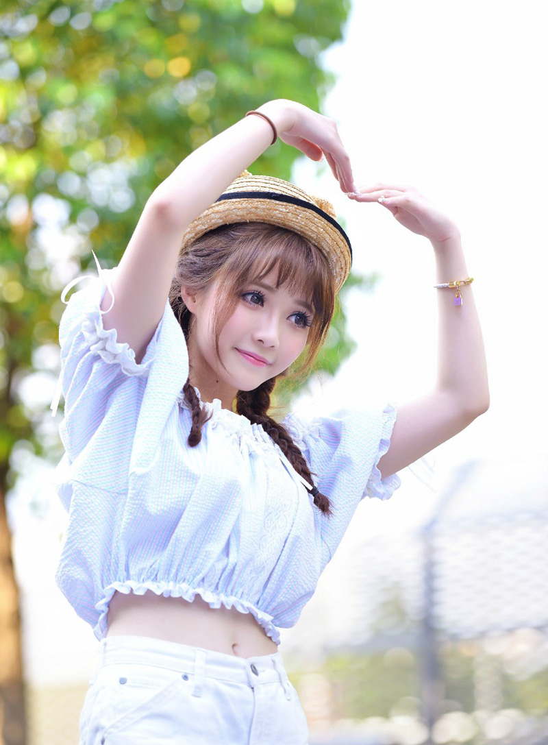 微微喘了口气，关羽抬眼看向那边指挥若定的庞德，对方丝毫不在意将士的伤亡，尤其是在见识过关羽的厉害之后，更绝对不会轻易靠近关羽三丈范围之内，但那些胡人兵马在他的指挥下，却如同惊涛骇浪一般，连绵不绝的涌上来，关羽就算是块磐石，在对方这种浪涛般的攻势下，也感觉快要被碾碎了。